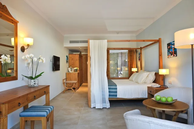 Junior Suite, Double Bed, Inland View, Terrace، Olympic Lagoon Resort Paphos 7/10