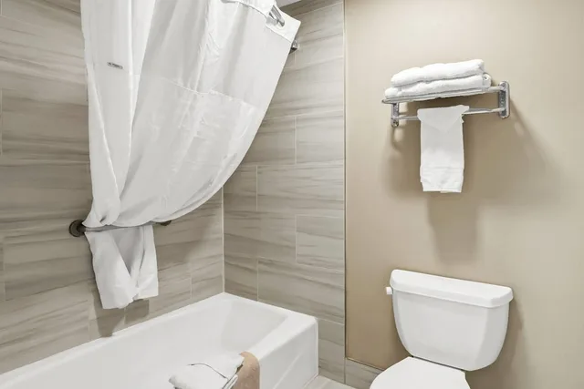 غرفة قياسية بسرير كينج، Days Inn by Wyndham Fontana / Rialto 9/10
