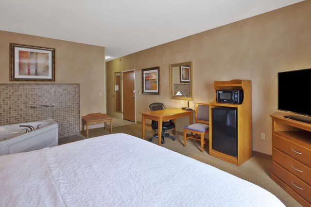 غرفة ديلوكس بسرير كينج بحوض جاكوزي، Hampton Inn Detroit/Utica-Shelby Township 1/1