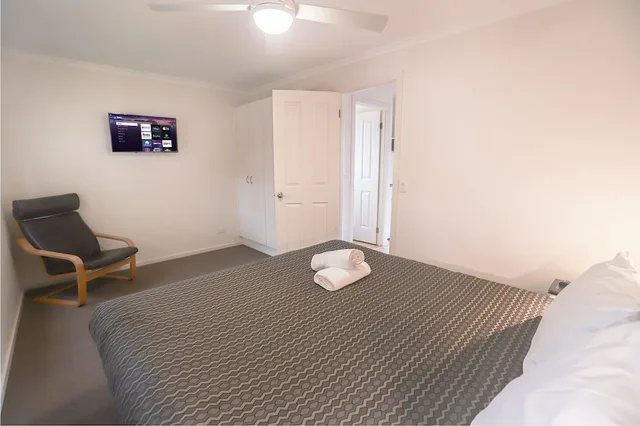 1 Bedroom, Classic, Cabin, King Bed, Amaroo Holiday Park 2/3