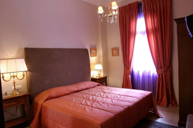 جناح جونيور، Grande Bretagne Hotel 2/5