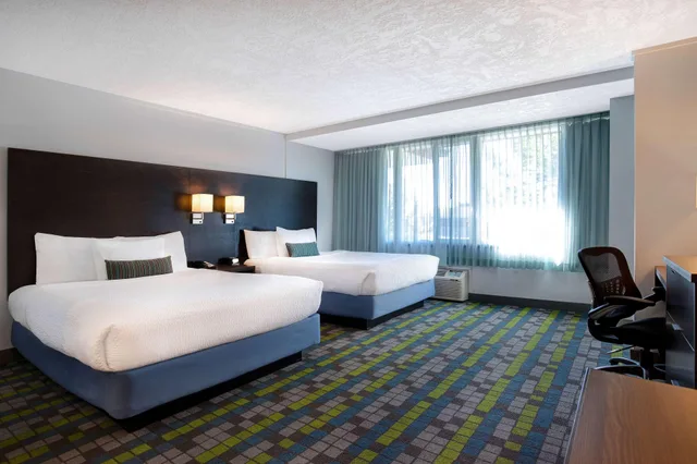غرفة ديلوكس رباعية، Days Inn by Wyndham Victoria Airport Sidney 1/1