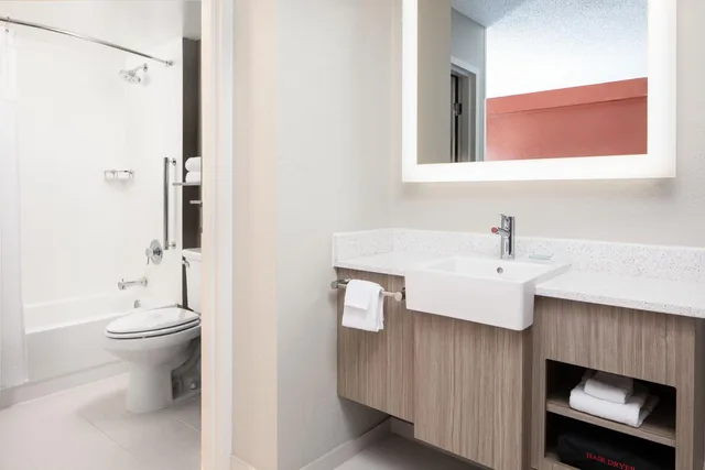 جناح بسريرين كوين مع سرير سحّاب إضافي مع أريكة لذوي الإعاقة، SpringHill Suites Dallas Downtown/West End 3/4