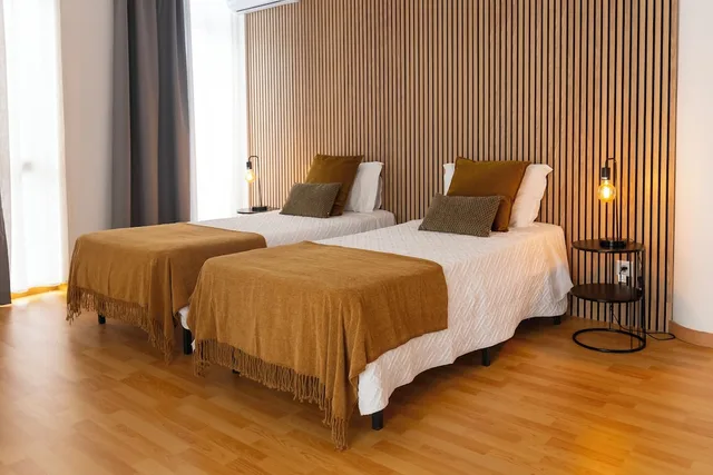 غرفة عائلية بثلاثة أسرّة بحمام خاص، Central Guest House 1/6