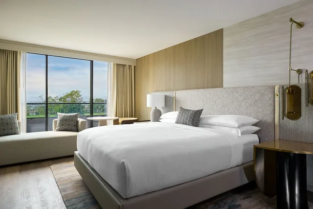 Retreat, Guest Room, King Bed, Partial Ocean View, VEA Newport Beach, A Marriott Resort & Spa 2/4