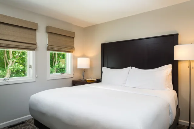 3 Bedrooms, Town House, 1 Queen and 2 King Beds, Sofa، Inns At The Equinox 1/6