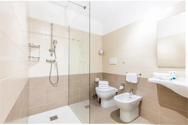 غرفة بريميوم رباعية بإطلالة على البحر بشرفة، Karinzia Hotel 9/10