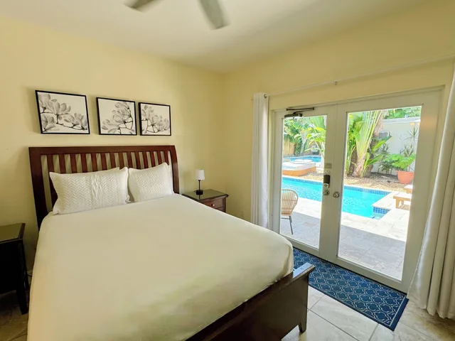 Queen Bed, Pool Side، Inn on the Drive 2/10