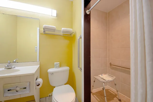 غرفة بسريرين كوين لذوي الإعاقة، Economy Inn Suites 1/1