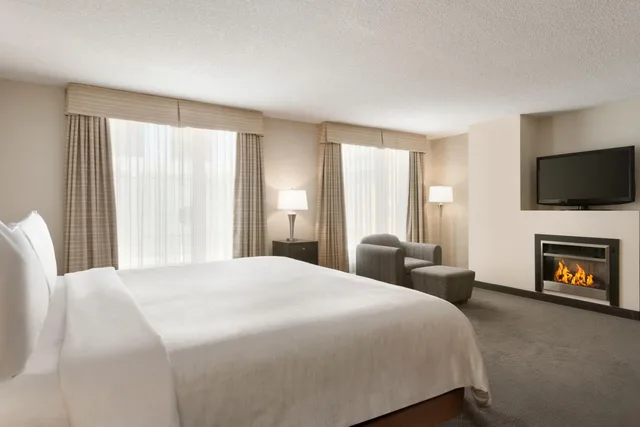 جناح رئاسي بسرير كينج وسريرين مزدوجين بغرفتي نوم، Embassy Suites By Hilton Montreal 1/7