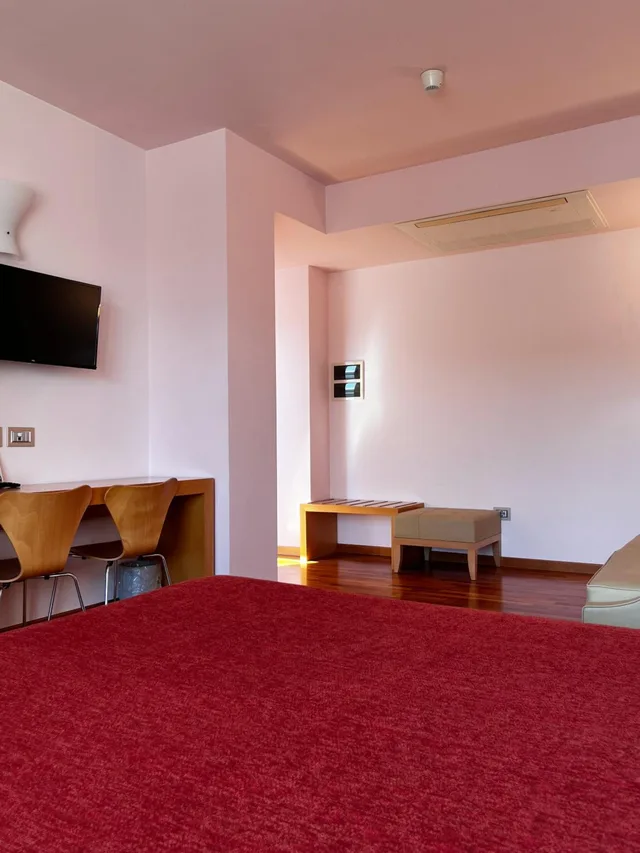 جناح، Hotel Don Guglielmo 4/7