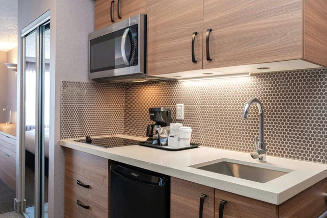 جناح بسرير كينج مع أريكة بمطبخ صغير، Sandman Hotel Victoria 5/5