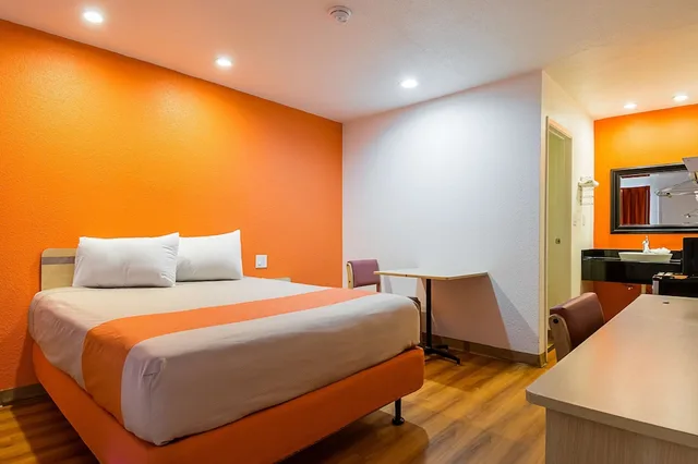 Standard, Queen Bed, Smoking, Motel6 Lost Hills, CA 3/9