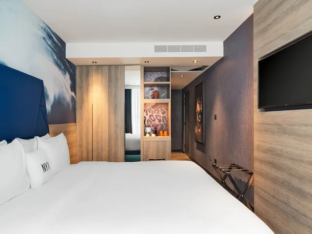 Down to Earth, Superior, Queen Bed، NYX Hotel Limassol 4/6