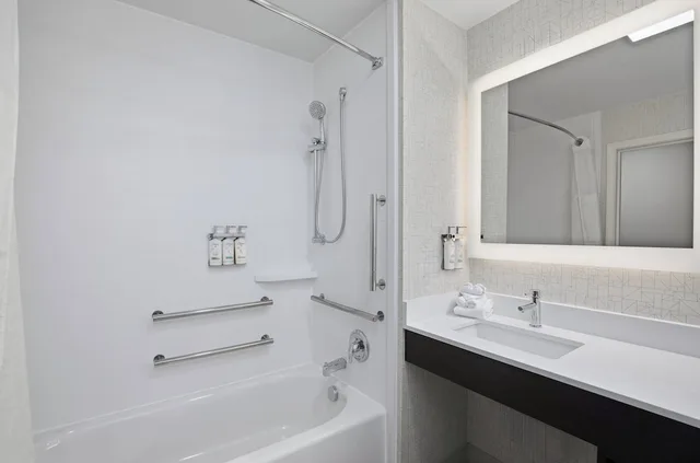 غرفة قياسية بسرير كينج لذوي الإعاقة، Holiday Inn Express And Suites Locust Grove 7/7