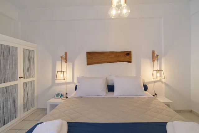 Deluxe, Apartment, Queen and Twin Beds, Sea View, Outdoor Jetted Tub، Santorini Crystal Blue 2/2
