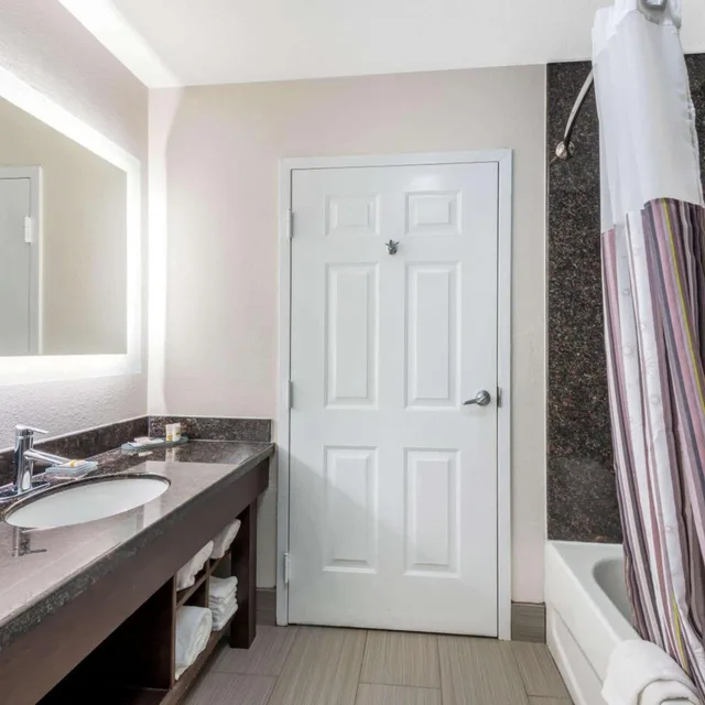 جناح ديلوكس عائلي بسرير كينج، La Quinta Inn & Suites by Wyndham Orange 2/5