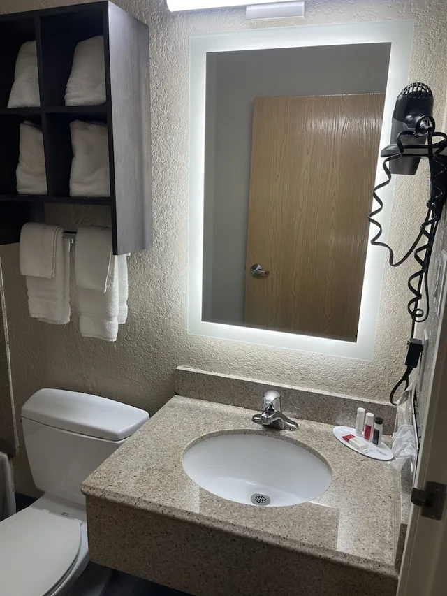 غرفة قياسية بسرير كوين، Super 8 by Wyndham San Antonio Downtown NE 5/5