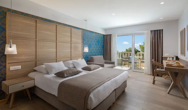 غرفة سوبيريور بسريرين منفصلين بشرفة بإطلالة جزئية على البحر، APARTHOTEL TAMARIS 1/4