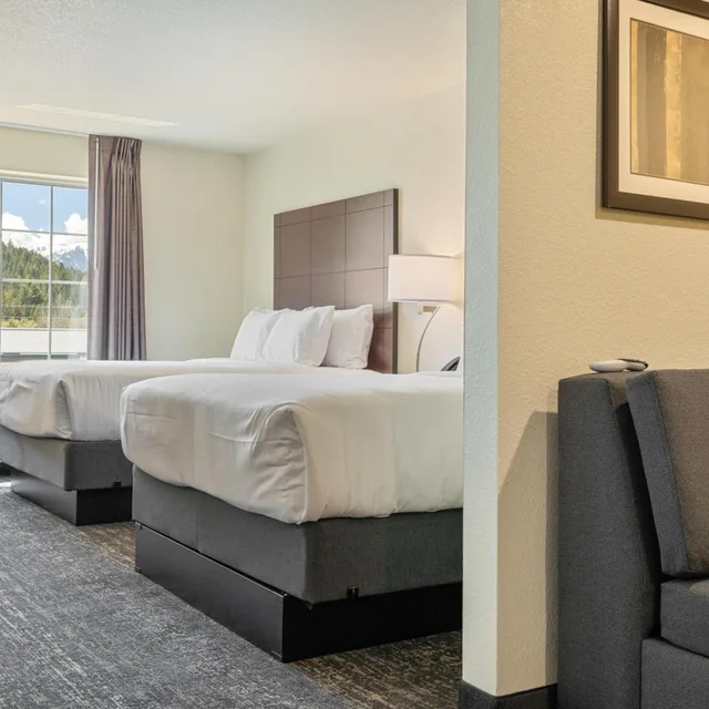 Studio, Queen Bed, Cobblestone Hotel & Suites - Alpine 1/5