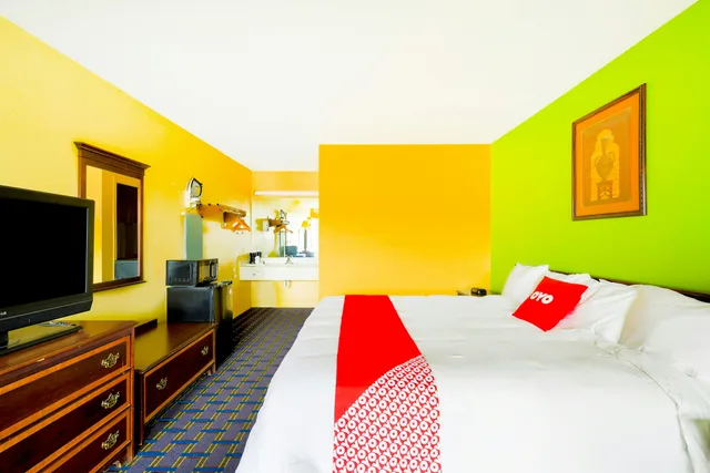 غرفة بسرير كينج للمدخنين، OYO Hotel Williamston 1/5