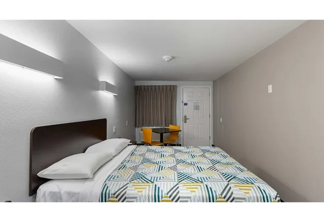 غرفة بسرير كينج لذوي الإعاقة، Motel6 Show Low, AZ 5/6