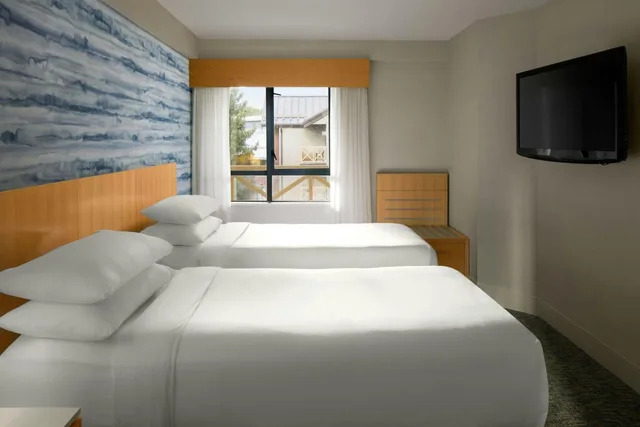 جناح بسريرين منفصلين بغرفة نوم واحدة مع أريكة بمطبخ، Delta Whistler Village Suites 1/4