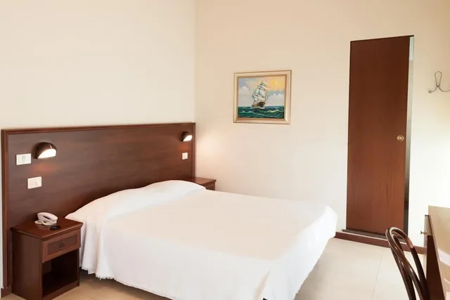 غرفة أساسية ثلاثية بسرير مزدوج وسرير فردي، Hotel Metropol 1/7
