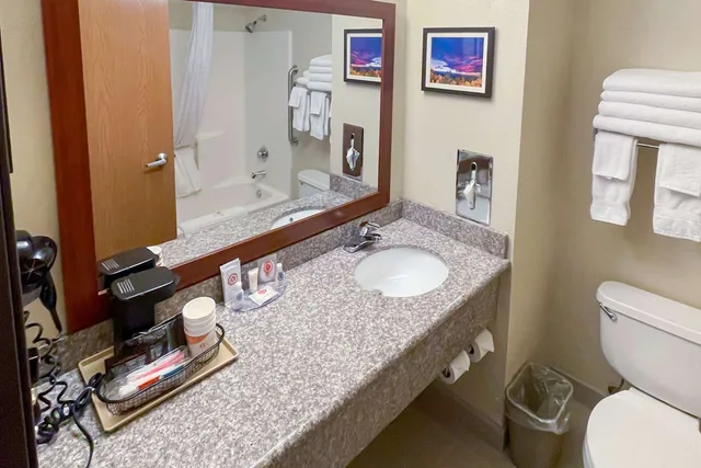 جناح بسريرين كوين، Comfort Inn Midtown 4/5