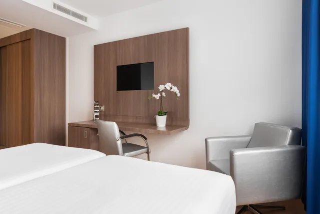 غرفة بسريرين منفصلين بإطلالة على البحر بشرفة، Eurostars Blue Coruna 7/10