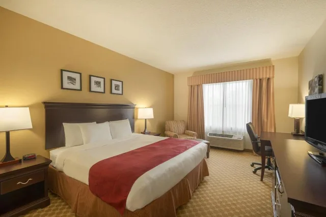 جناح بسرير كينج لذوي الإعاقة، Country Inn & Suites by Radisson, Port Orange-Daytona, FL 2/2