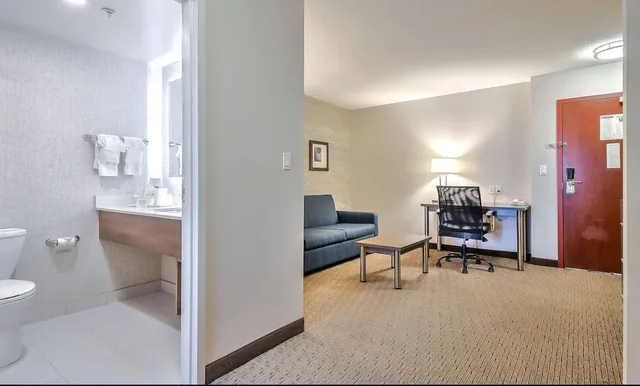جناح بسرير كينج، Comfort Inn and Suites South Calgary 3/3
