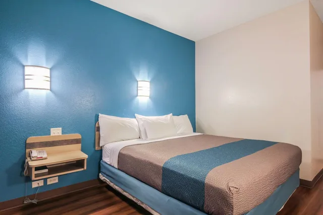 1 King Bed - Mobil Access Tub Nsmk Micfridg, Motel6 New Braunfels, TX 6/9