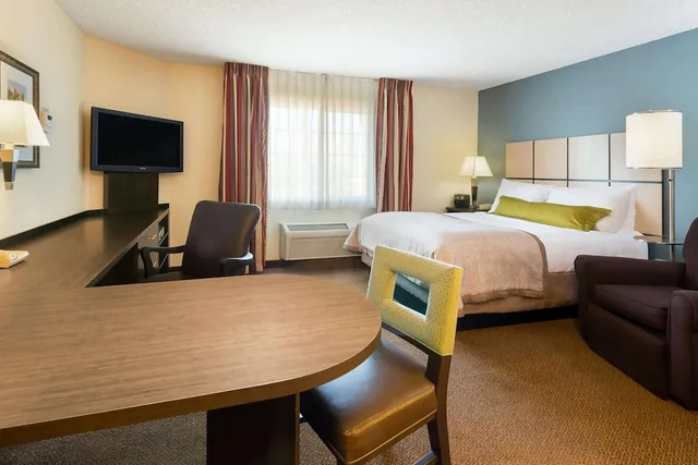 غرفة بسرير كوين بحوض استحمام لذوي الإعاقة، MainStay Suites Wichita Northeast 1/2