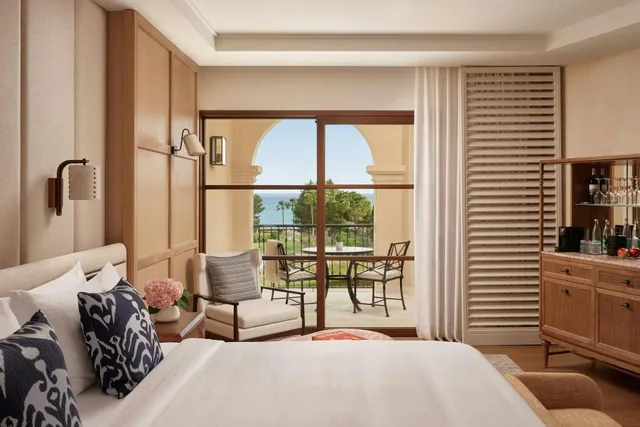 غرفة غراند ديلوكس بسرير كينج بإطلالة على البحر بشرفة، St Regis Mardavall Mallorca Resort 2/3