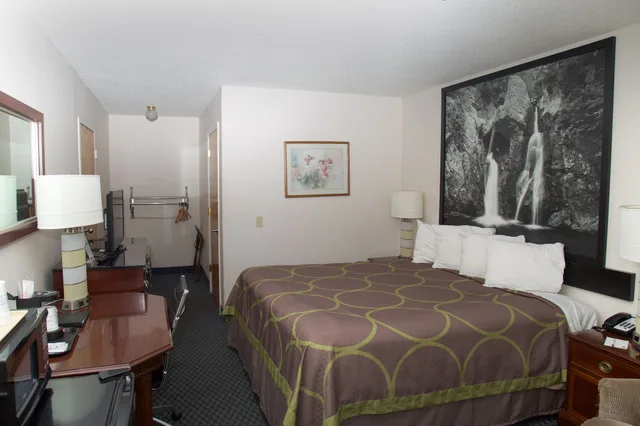 Standard, King Bed, Smoking, Super 8 By Wyndham Christiansburg 1/5