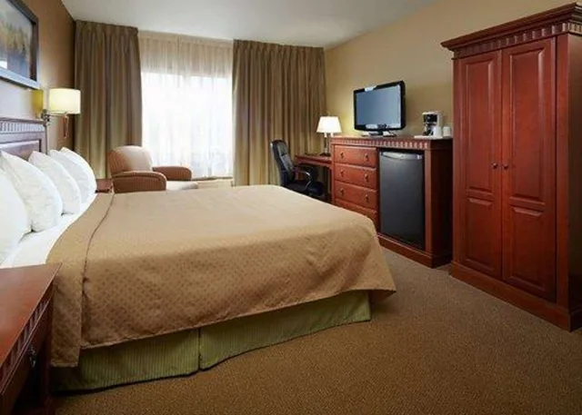 غرفة بسرير كوين، Quality Inn & Suites P.E. Trudeau Airport 1/1