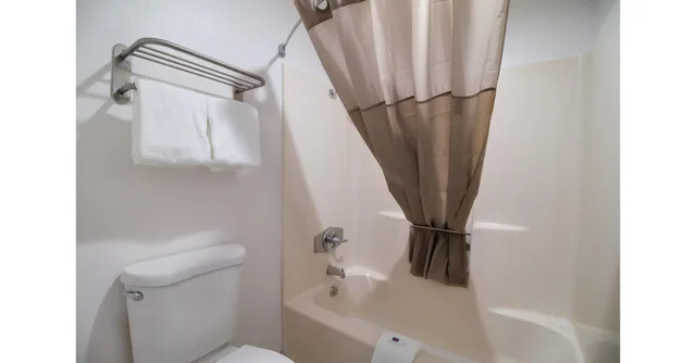 غرفة بسرير كينج للمدخنين، Motel6 Metropolis, IL 5/6