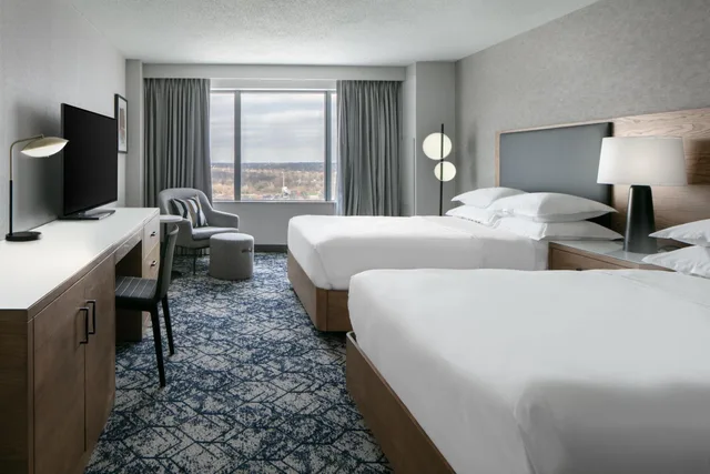 Guest Room, 2 King Beds, 2 Queen Beds, Club Floor, High Floor، SHERATON OVERLAND PARK HOTEL AT THE CONVENTION CENTER 1/4