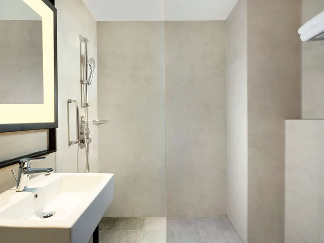 غرفة بسريرين منفصلين، Hilton Garden Inn Jakarta Taman Palem 6/12
