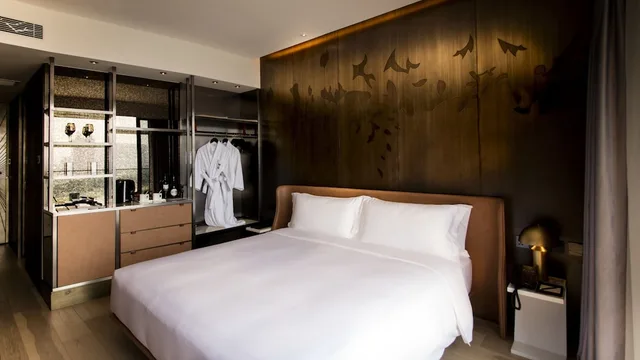 غرفة بريميوم بسرير كينج بشرفة، YOHO Hollywood Roosevelt Hotel 2/2