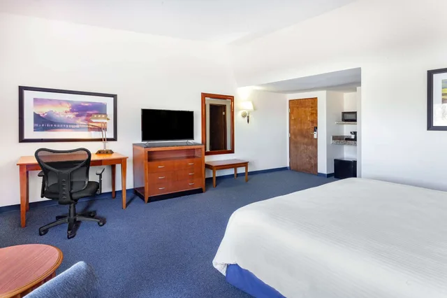 غرفة بزنس بسرير كينج، Days Inn By Wyndham Piedras Negras 3/5