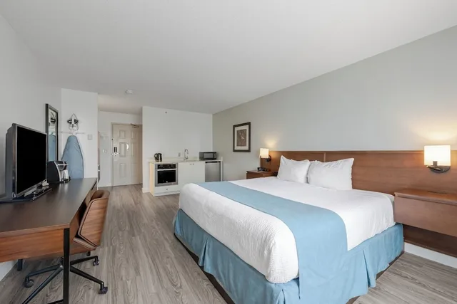 غرفة بسرير كينج يُسمح فيها بالحيوانات الأليفة، Ramada By Wyndham Surrey/Langley 2/9