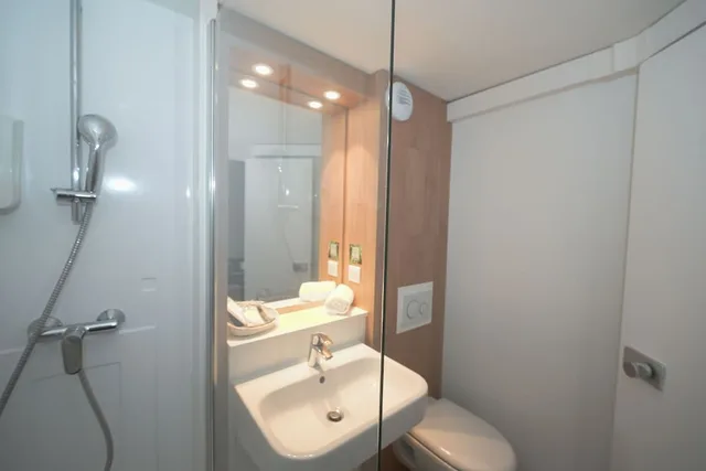 غرفة ثلاثية بثلاثة أسرّة، Logis Hotel Angers Sud Rest Henriett 1/3