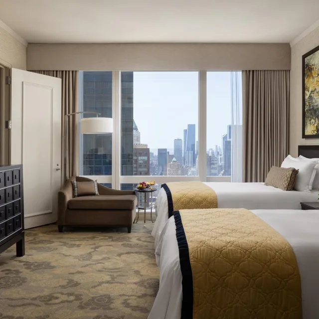 غرفة بسريرين منفصلين بإطلالة على النهر بحوض استحمام لذوي الإعاقة، Mandarin Oriental New York 2/3