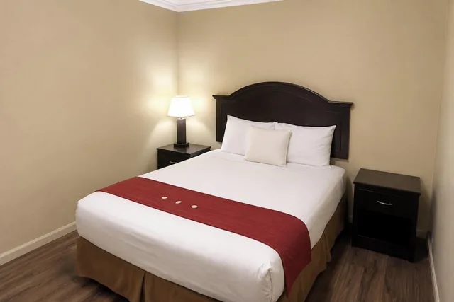 جناح بسريرين كوين بغرفتي نوم بمطبخ صغير، Plantation Oaks Suites & Inn Millington 2/10
