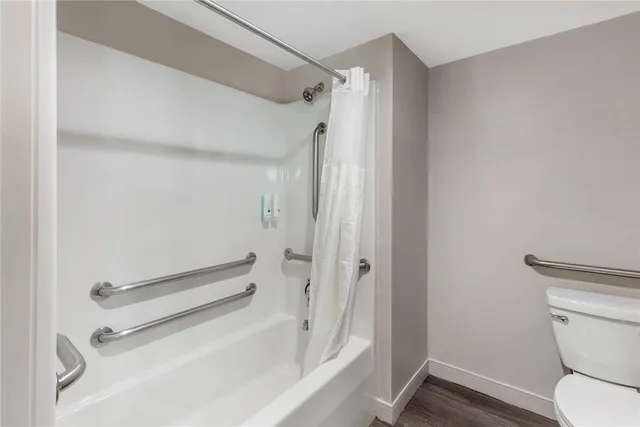 غرفة بسرير كينج لذوي الإعاقة، Quality Inn & Suites Raleigh Durham Airport 4/5