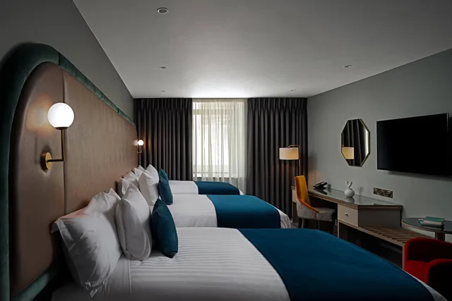 غرفة ثلاثية بثلاثة أسرّة، The Savoy Hotel 3/5