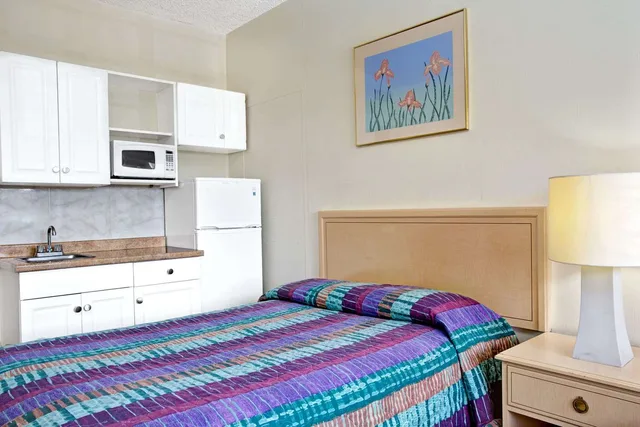 غرفة قياسية بسرير كوين، Knights Inn Hallandale 1/2
