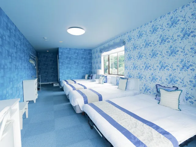 غرفة رباعية بثلاثة أسرّة مع أريكة، Hotel Caretta Amami 5/8